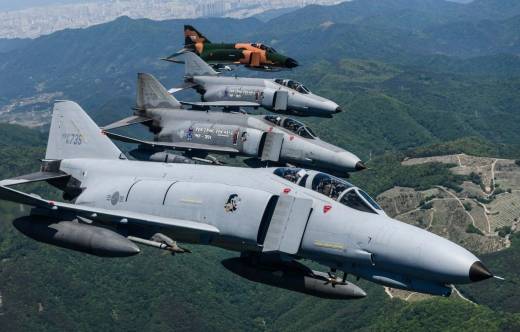 Formacin de los ltimos F-4E coreanos durante el vuelo de despedida. (foto RoKAF)