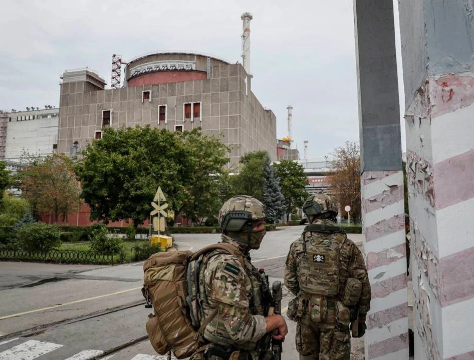 Soldados rusos mantienen por el momento el control de la central nuclear de Zaporiyia.