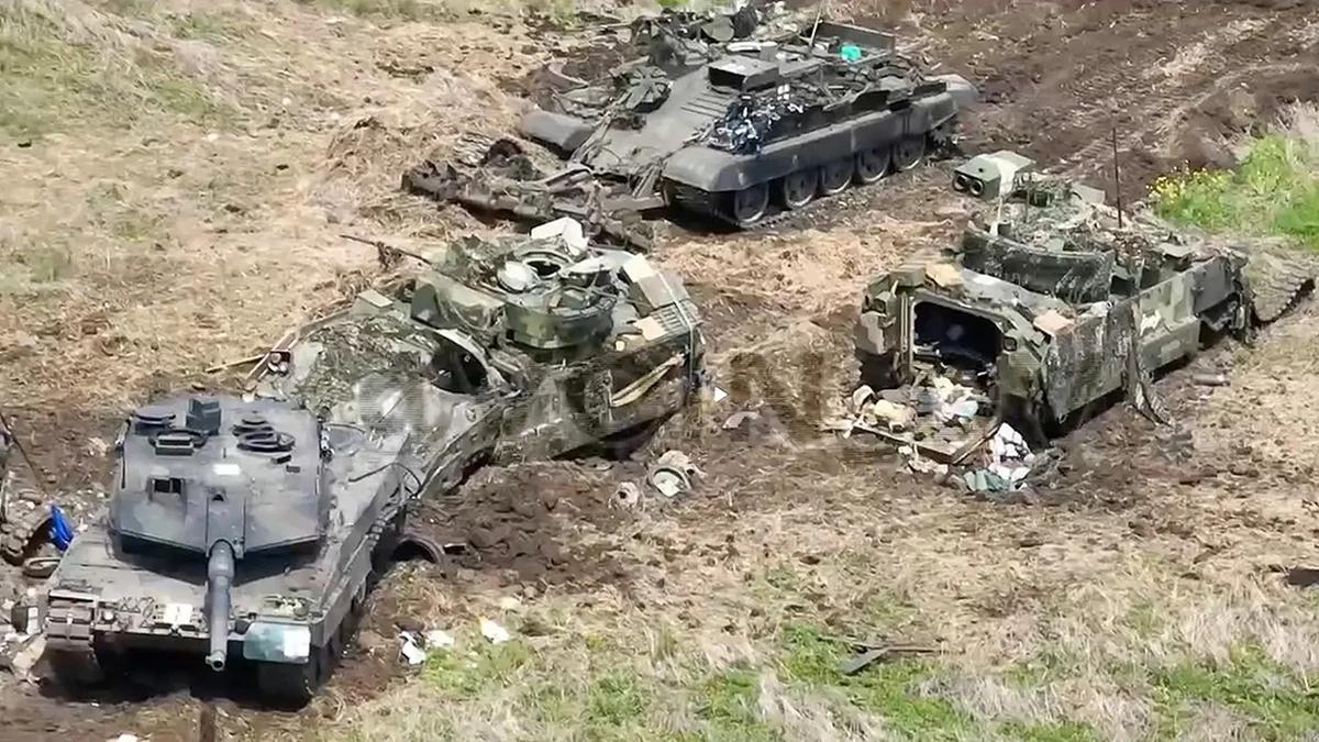 Vehculos acorazados destruidos cerca de Orikhiv: un tanque Leopard 2A6 (Alemania), dos M4A2 Bradley IFV (Estados Unidos) y un vehculo de zapadores BMR-2 (origen sovitico).