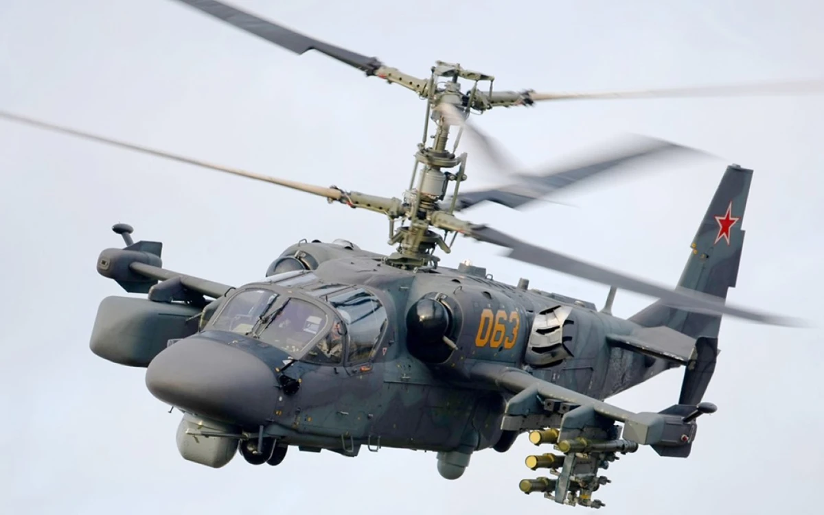 Un helicptero de ataque Ka-52 Aligator abriendo fuego en los cielos de Ucrania.
