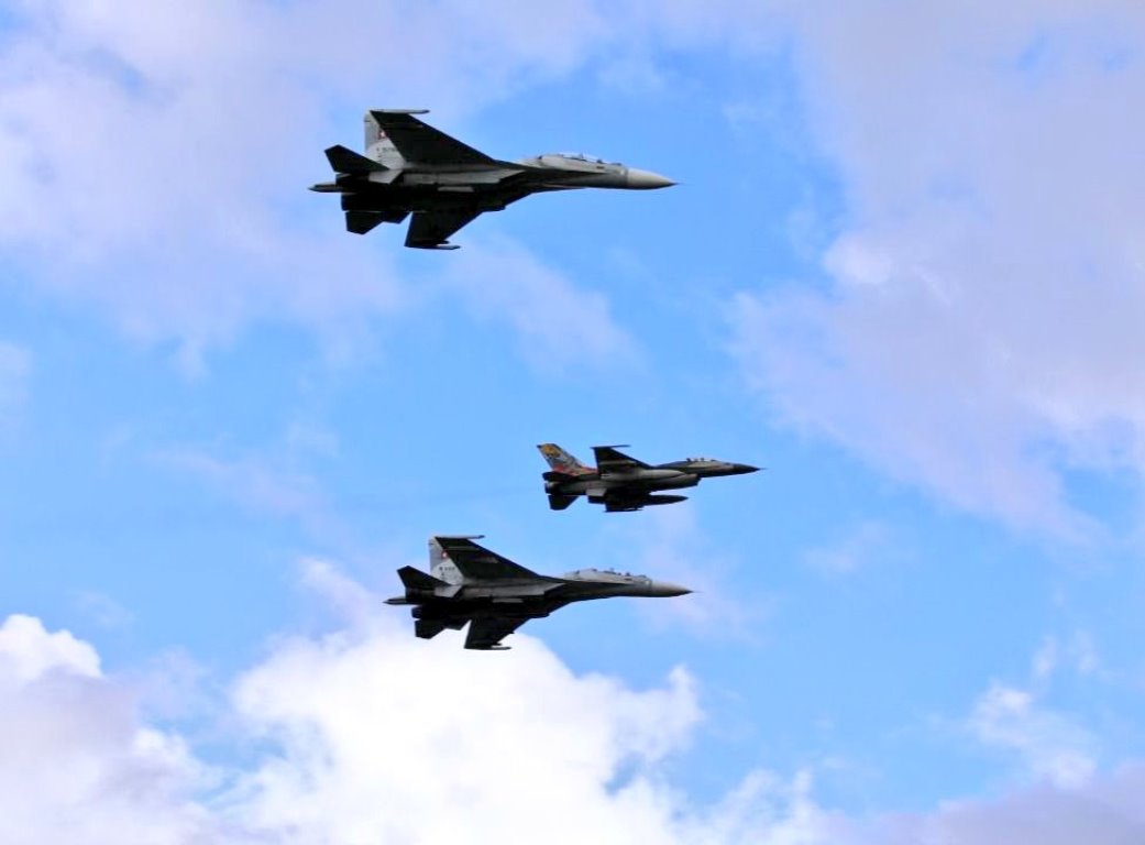 Formacin de aviones  Sukhoi Su-30MK2 y Lockheed Martin F-16A.