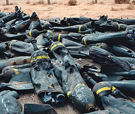 Bombas de aviacin qumicas destruidas a principios de 2004. Se emplearon excavadoras para aplastar las carcasas vacas e inutilizarlas de forma irreversible