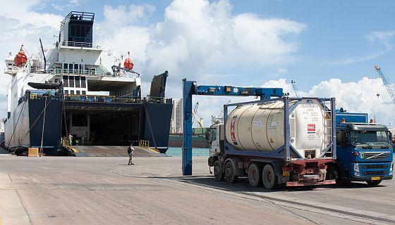 Operacin de embarque de los precursores de armas qumicas en el puerto de Misrata
