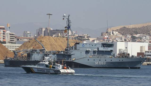 Durante la estancia de la SNMCMG2 en Alicante, la Benemérita dio la correspondiente protección a esta fuerza de la OTAN. En primer plano se puede ver a la patrullera Río Ladra del Servicio Marítimo de la Guardia Civi.  Julio Maíz (Copyright defensa.com)