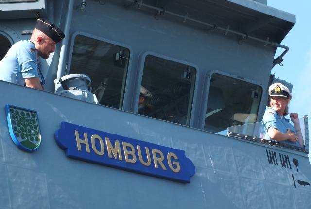 Detalle del alerón del puente del cazaminas alemán Homburg. A la derecha se puede ver a su comandante la kapitänleutnant Inka Puttkamer (foto Bundesmarine). Julio Maíz (Copyright defensa.com)