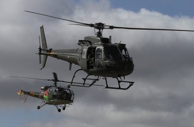 En primer plano vemos uno de los 4 helicópteros daneses AS550 C2 Fennec que han participado en el RT15 y detrás le sigue uno de los Alouette III de la FAP. (Julio Maiz, Copyright defensa.com)
