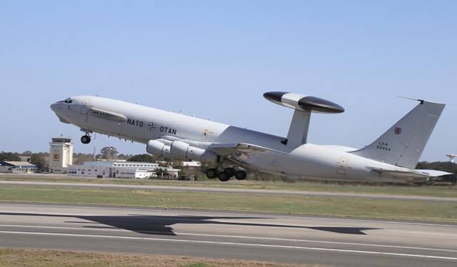 La OTAN desplazó a Beja uno de sus aviones de alerta y control Boeing E-3B AWACS, que vemos despegando, teniendo al fondo la torre de control. (Julio Maiz, Copyright defensa.com)