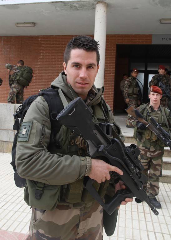 Uno de los militares empuñando su fusil de asalto  FAMAS FELIN, es su brazo izquierdo se puede ver la insignia de las Tropas de Marina, a las que pertenece. (Julio Maíz, copyright defensa.com)