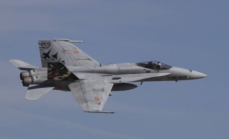 El “Hornet” C.15-34/12-50 con la decoración conmemorativa de los 50 años del Ala, que se celebró en 2008. (Julio Maiz, copyright defensa.com) El “Hornet” C.15-34/12-50 con la decoración conmemorativa de los 50 años del Ala, que se celebró en 2008. (Julio Maiz, copyright defensa.com)