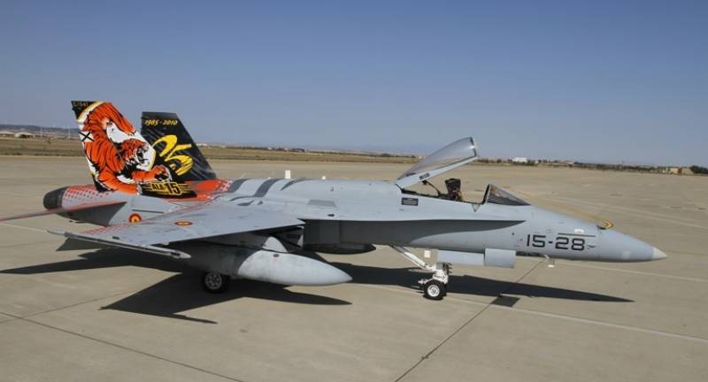 El Ala 15, que tiene base en Zaragoza, pintó así unos de sus EF-18M en 2010 para celebrar el 25º Aniversario de su creación. (Julio Maiz, copyright defensa.com) El Ala 15, que tiene base en Zaragoza, pintó así unos de sus EF-18M en 2010 para celebrar el 25º Aniversario de su creación. (Julio Maiz, copyright defensa.com)