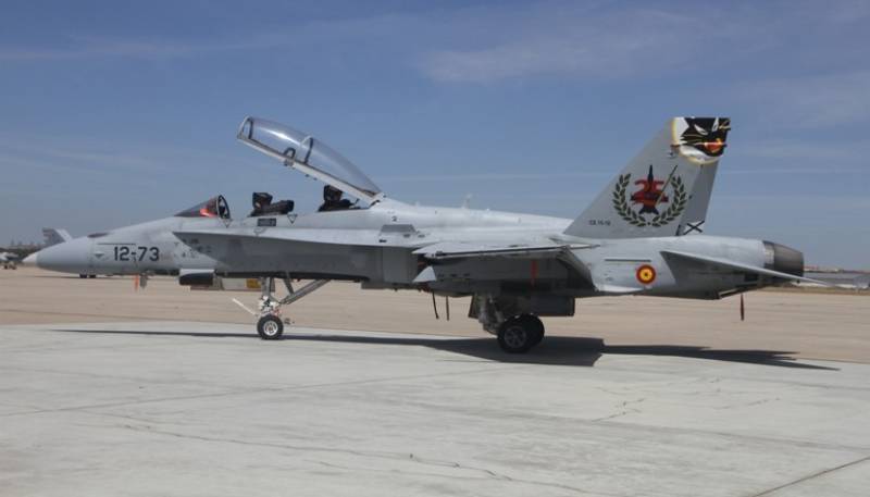 Biplaza EF-18B (M) del Ala 12 al que se le ha pintado en la cola una sencilla decoración alusiva. (Julio Maiz, copyright defensa.com) Biplaza EF-18B (M) del Ala 12 al que se le ha pintado en la cola una sencilla decoración alusiva. (Julio Maiz, copyright defensa.com)