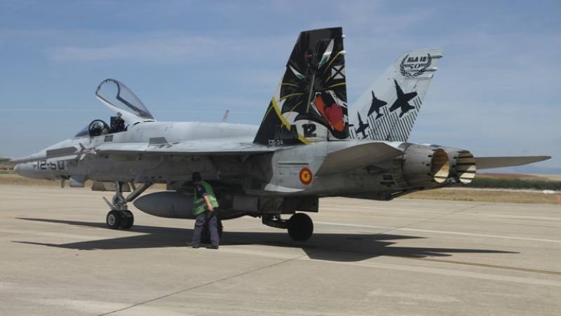 En 2008, conmemorando medio siglo de la creación del Ala 12, se pintó este monoplaza con sus colas decoradas por los dos lados, incluyendo las siluetas de los aparatos que ha utilizado: “Sabre”, “Starfighter”, “Phantom II” y el actual “Hornet”. (Julio Mai En 2008, conmemorando medio siglo de la creación del Ala 12, se pintó este monoplaza con sus colas decoradas por los dos lados, incluyendo las siluetas de los aparatos que ha utilizado: “Sabre”, “Starfighter”, “Phantom II” y el actual “Hornet”. (Julio Mai