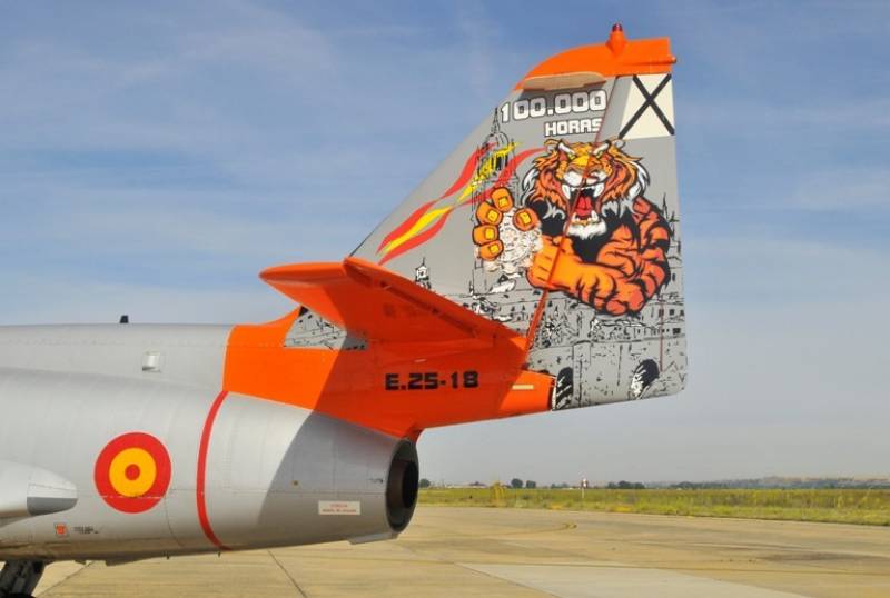 Los “amigos” del 741 Escuadrón, que tienen base en Matacán (Salamanca), han pintado uno de sus C101 especialmente para celebrar las 100.000 horas de vuelo de la unidad (foto Base Aérea de Matacán). Los “amigos” del 741 Escuadrón, que tienen base en Matacán (Salamanca), han pintado uno de sus C101 especialmente para celebrar las 100.000 horas de vuelo de la unidad (foto Base Aérea de Matacán).