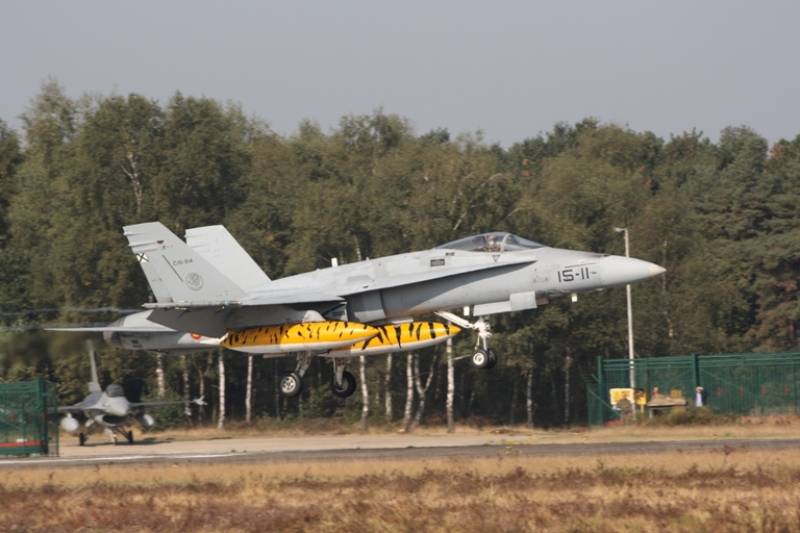 Uno de los EF-18A (M) del Ala 15 despegando con sus depósitos suplementarios pintados de “tigre”. (Julio Maiz, copyright defensa.com) Uno de los EF-18A (M) del Ala 15 despegando con sus depósitos suplementarios pintados de “tigre”. (Julio Maiz, copyright defensa.com)