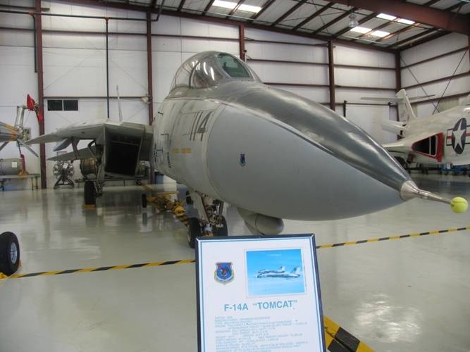 De imponente puede calificarse el F-14 Tomcat que incorporaba las alas de geometría variable. (Antonio Ros Pau, copyright defensa.com)