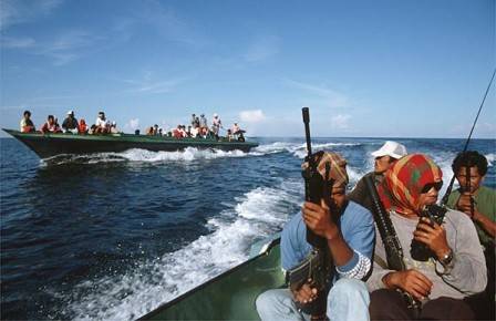 Piratas somalíes operando desde un skiff. Normalmente, actúan dos o tres skiffs a los que presta apoyo un buque nodriza de mayor porte.