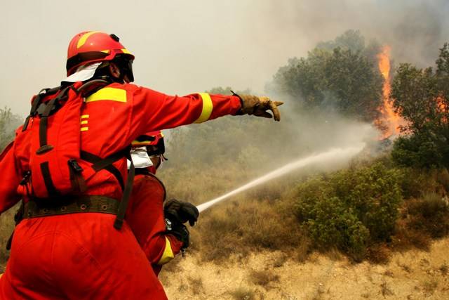 Apagando un fuego en la localidad de Zuera: los incendios forestales hacen de los veranos una de las épocas de más actividad (foto UME).