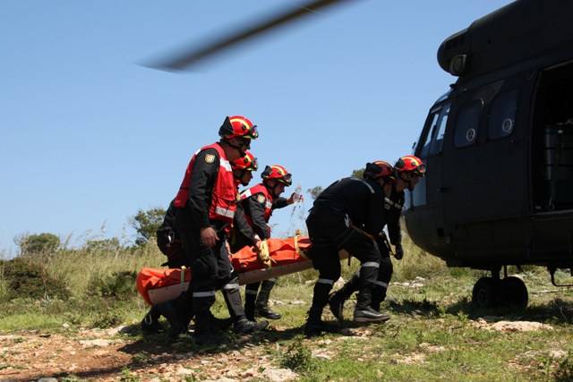 Simulacro de evacuación: la Unidad realiza continuos ejercicios con helicópteros, como los AS332 y AS532 Super Puma y Cougar (foto UME).