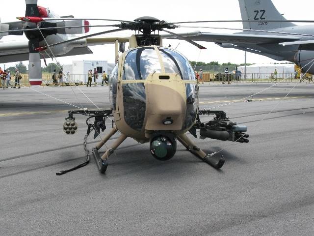 Un AH-6 durante el evento Singapore Air Show