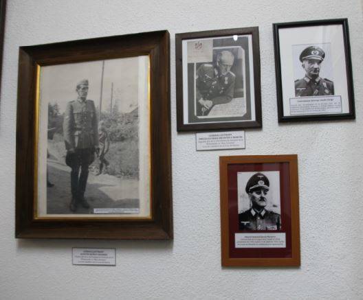 Retratos de los mandos de la División Azul: en el grande de la izquierda aparece su carismático primer jefe, el general Agustín Muñoz Grandes.
