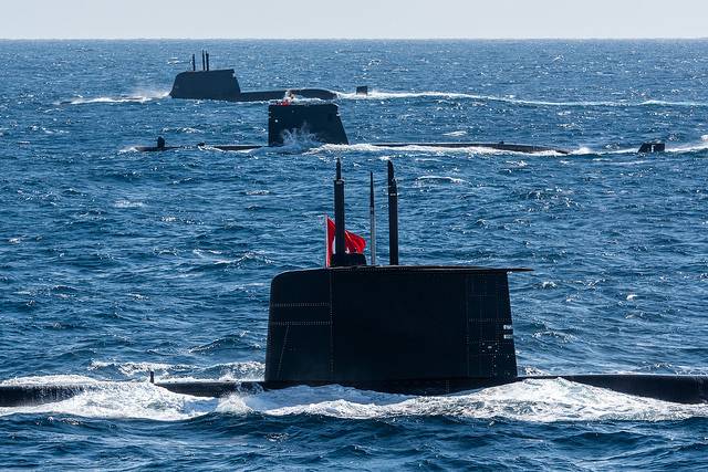 Tres de los submarinos participantes, en primer plano el turco Gür (S357).