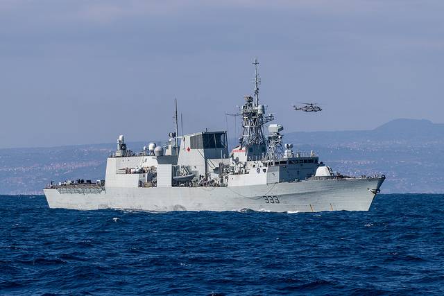 La fragata canadiense HMCS Toronto (FFH 333), en segundo plano se ve el helicóptero ASW Sikorsky CH-148 Cyclone, que opera desde el navío.