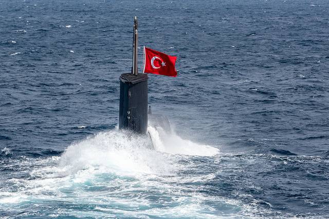 El submarino turco Gür (S357) luciendo pabellón para el photex de la OTAN.
