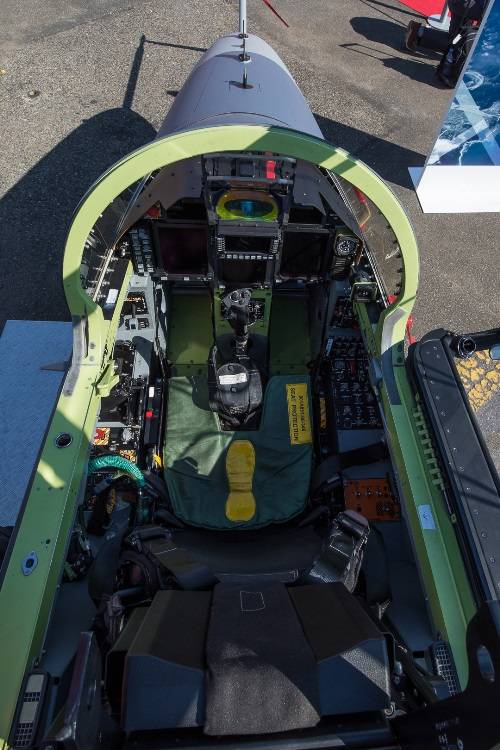 La moderna aviónica equivale a la de los últimos aviones de combate, con controles HOTAS, Head-Up Displays (HUD), Multi-Function Displays (MFD), data link en tiempo real y un sistema integrado de simulación a bordo.