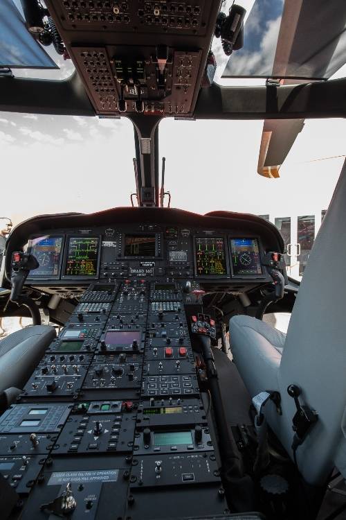 La moderna y completísima cabina de mando de este helicóptero maximiza informaciones como el clima, el tráfico y la información sobre las opciones de terreno.