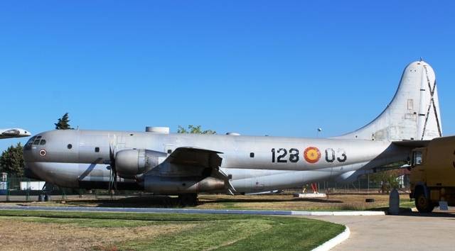 Este imponente avión surge de la transformación en avión cisterna del C-97 Stratofreighter al que se le añadieron los depósitos necesarios para albergar el combustible.
