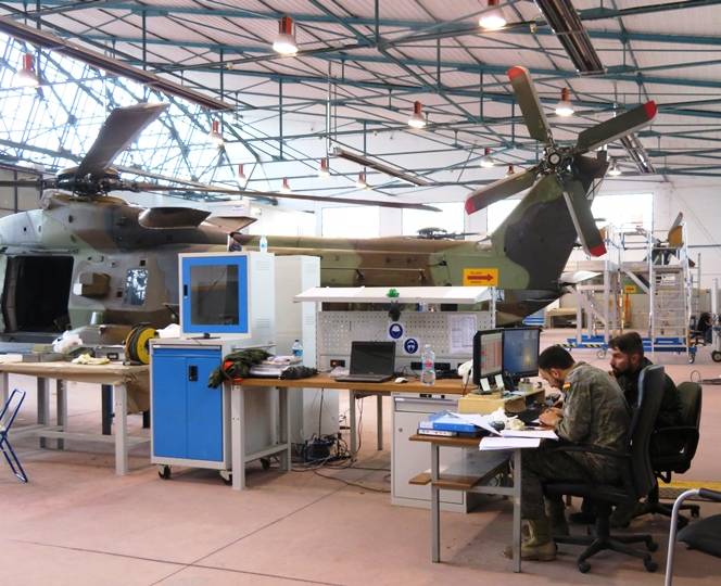Equipos de gestión automatizada y modernos sistemas informáticos son usados en beneficio de la actividad de mantenimiento de los NH90 españoles (foto Octavio Díez Cámara).