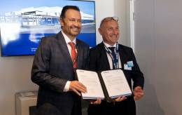 Mauricio Kuri Gonzlez, Gobernador del Estado (a la izquierda), y Laurent Mazou, vicepresidente ejecutivo de Operaciones de Airbus Helicopters