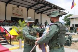 Entrega del estandarte de la 83 Brigada de Apoyo Logstico "General de Divisin Jos de Austria" a su comandante. (Foto: Ejrcito Bolivariano)
