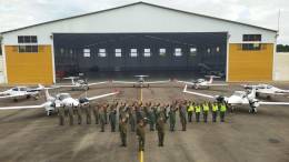 Pilotos, alumnos y personal de tierra en formacin, detrs aviones Diamond Aircraft Ind. DA-40NG Tundra Star y DA-42VI Twin Star del GAE-18. (Foto: Aviacin Militar Bolivariana).