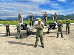 Los nuevos pilotos militares venezolanos que obtuvieron sus alas en las especialidad de helicptero y transporte, detrs un Diamond Da-42Vl Twin Star de la AMB. (Foto: Aviacin Militar Bolivariana).