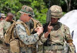 Marines de la Compaa Fox junto a un infante de Marina de las Islas Turcas y Caicos. (Foto: U.S. Army South)