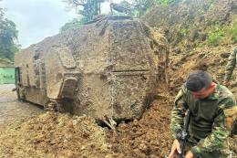 Blindado Titan C del Ejrcito de Colombia atacado con potente carga explosiva.