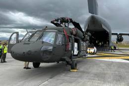 Colombia recibió tres helicópteros UH-60A Black Hawk donados por Estados Unidos.