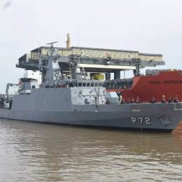 Navio Maracan ingresando a Puerto de Montevideo