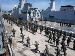 Embarque de Infantes de Marina, en el fondo Patrulleros Ocenicos de Vigilancia clase Guaiquer tipo Avante 2200. (Foto: Armada Bolivariana)
