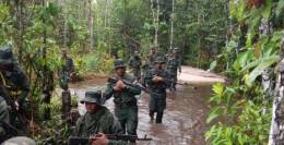 Unidades de combate durante patrulla en la selva Amaznica. (Foto: CEOFANB). 