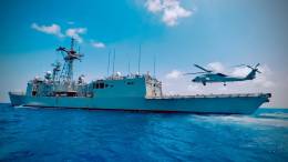 La fragata Canarias y el helicptero SH60-F desplegados en la Operacin Atalanta, foto: Estado Mayor de la Defensa.