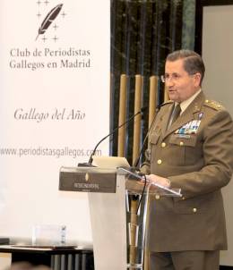 El General de Ejrcito Amador Enseat y Berea durante su discurso en el Club de Periodistas Gallegos (foto: Club de Periodistas Gallegos)