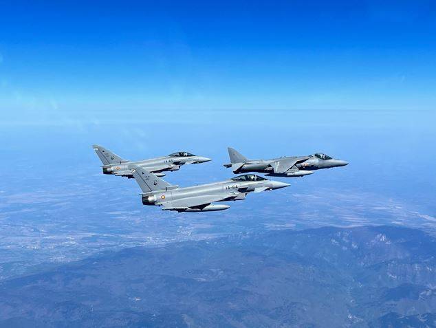 Formación española sobre Bulgaria encabezada por Harrier y dos Eurofighter. (Foto Estado Mayor de la Defensa)