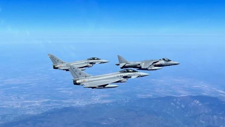 Formacin espaola sobre Bulgaria encabezada por Harrier y dos Eurofighter. (Foto Estado Mayor de la Defensa)