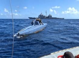 El semisumergible capturado al fondo se ve el USS Leyte Gulf. (Foto US Navy)