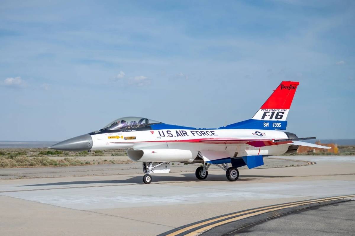 El F-16C Bloque 50 pintado como el prototipo YF-16 en 1974. (foto USAF) El F-16C Bloque 50 pintado como el prototipo YF-16 en 1974. (foto USAF)