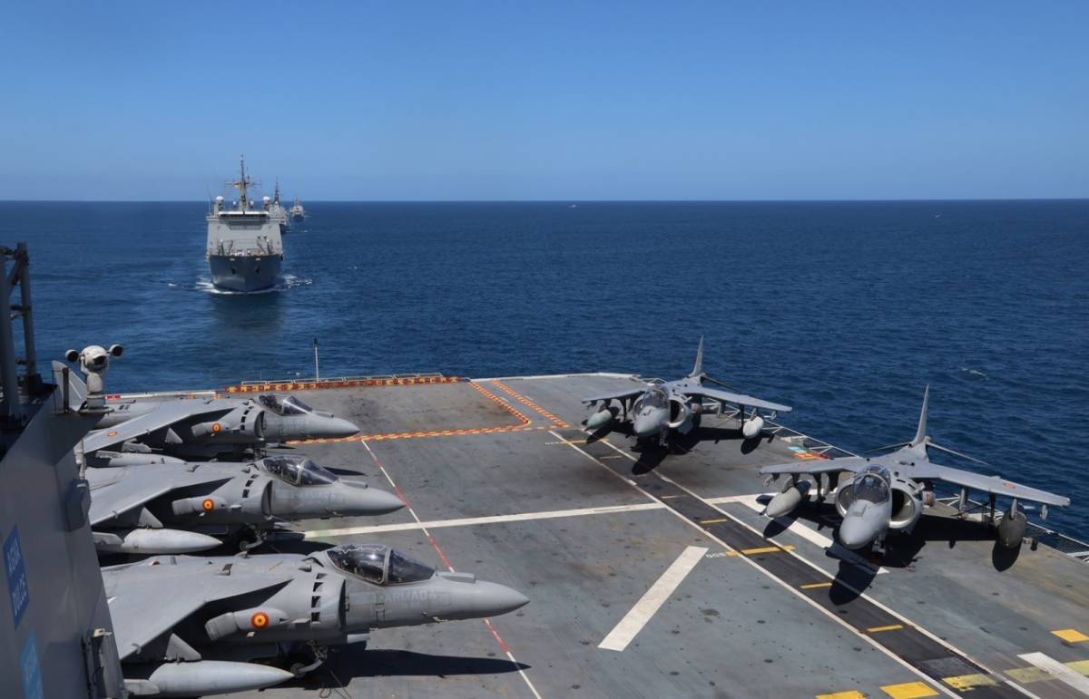 En primer plano la cubierta de vuelo del JCI, detrás se ve el resto de la formación naval encabezadas por el navío de asalto anfibio “Galicia”. (foto J. Maíz Gtez) En primer plano la cubierta de vuelo del JCI, detrás se ve el resto de la formación naval encabezadas por el navío de asalto anfibio “Galicia”. (foto J. Maíz Gtez)