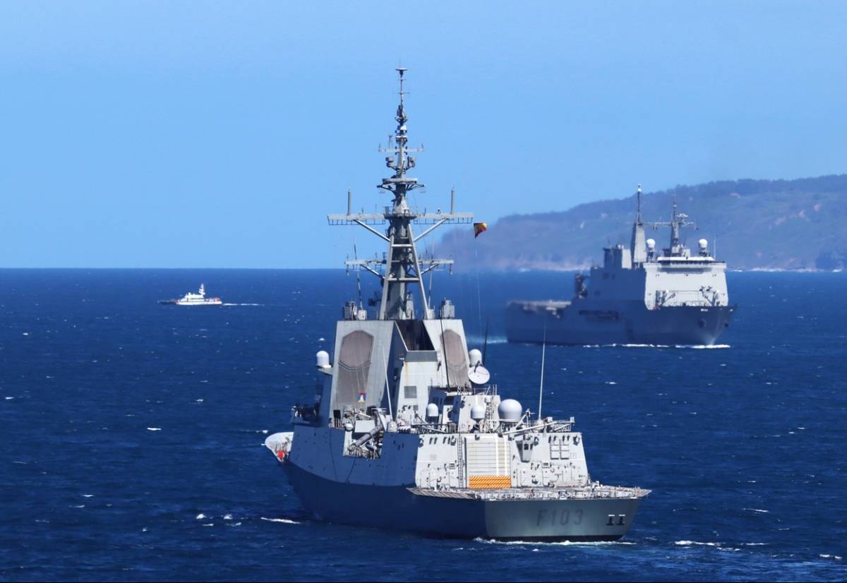 La fragata “Méndez Núñez” pasa frente el “Galicia”, al fondo una patrullera de la Guardia Civil. (foto J. Maíz Gtez) La fragata “Méndez Núñez” pasa frente el “Galicia”, al fondo una patrullera de la Guardia Civil. (foto J. Maíz Gtez)