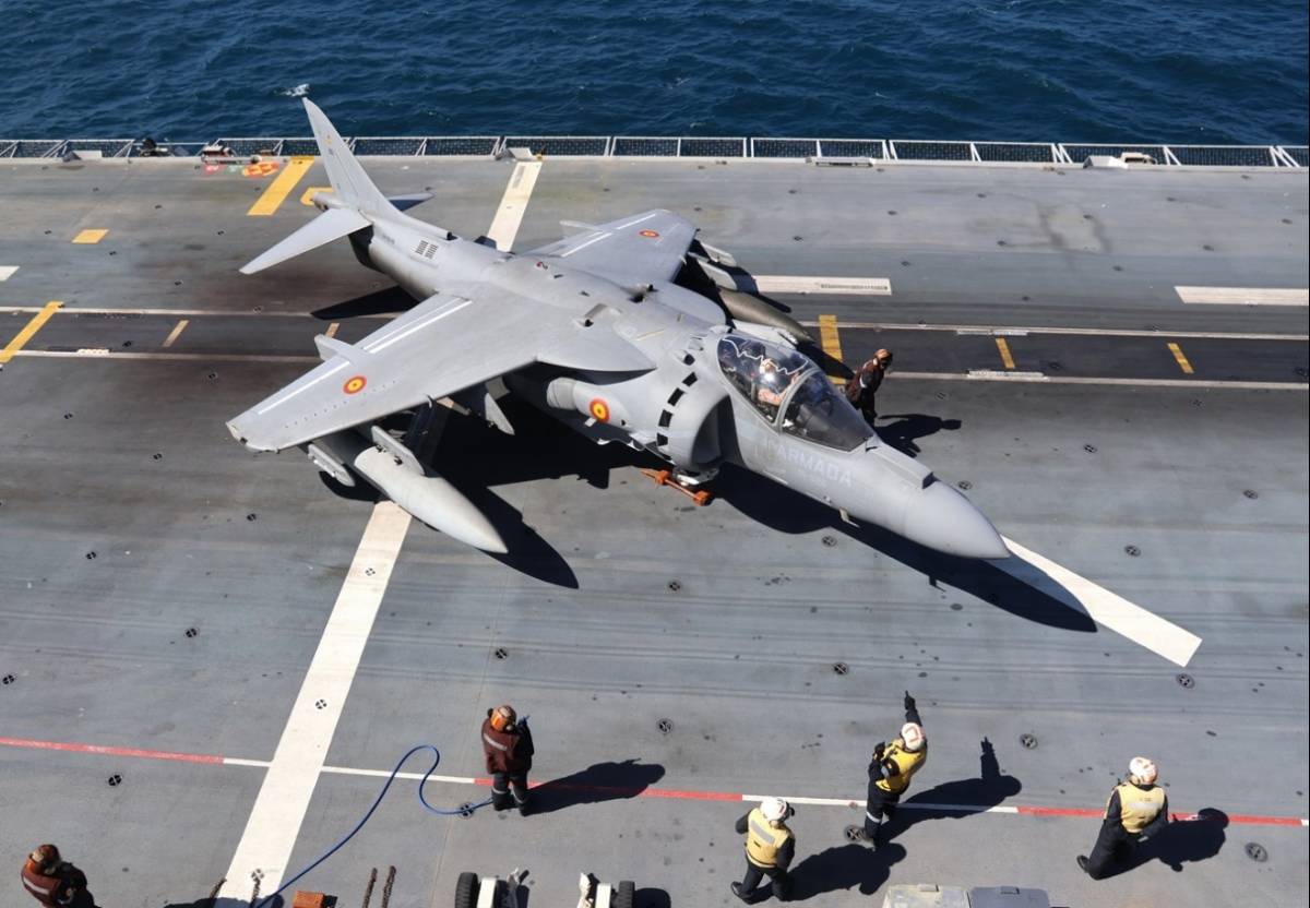Uno de los aviones de combate Boeing AV-8B Plus “Harrier II”, tras tomar en el JCI. (foto J. Maíz Gtez) Uno de los aviones de combate Boeing AV-8B Plus “Harrier II”, tras tomar en el JCI. (foto J. Maíz Gtez)